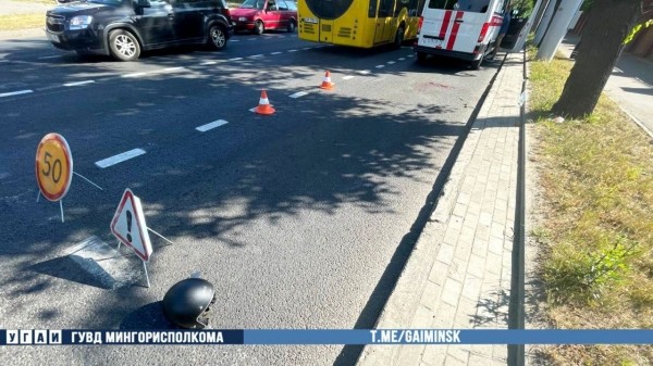 Пешеход перебегал на дорогу на красный свет и попал под колеса мопеда. Видео не для впечатлительных Пешеход перебегал на дорогу на красный свет и попал под колеса мопеда. Видео не для впечатлительных