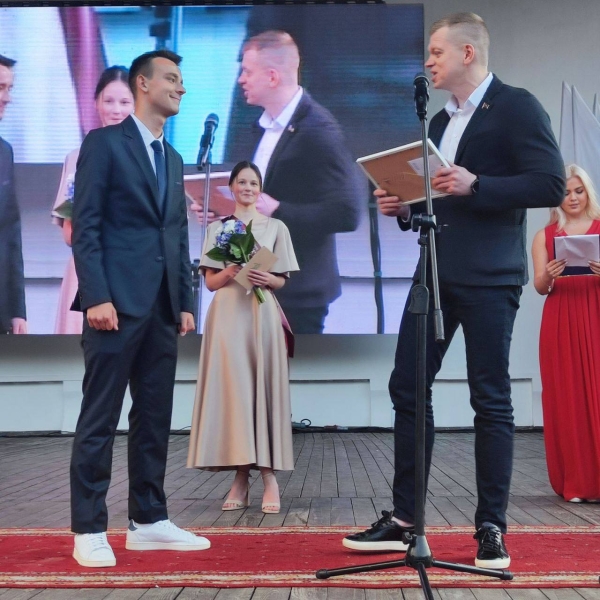 Праздник для выпускников «Алые паруса» прошел в Бресте Праздник для выпускников «Алые паруса» прошел в Бресте