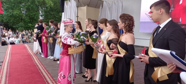 Праздник для выпускников «Алые паруса» прошел в Бресте Праздник для выпускников «Алые паруса» прошел в Бресте