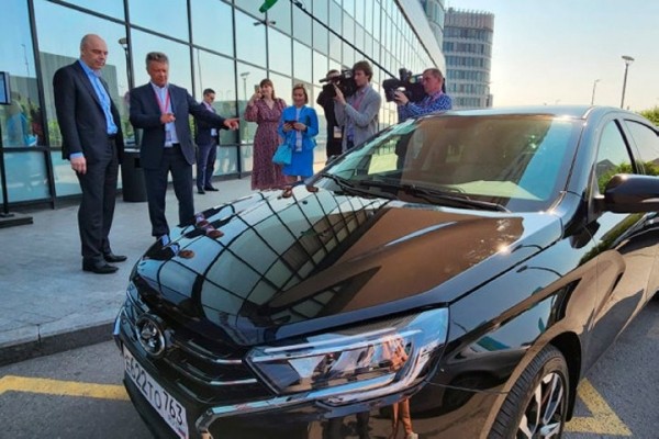 Казус на презентации Lada Aura. Премиальная новинка не завелась