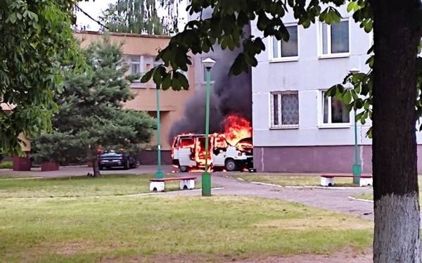 Микроавтобус загорелся в Барановичах