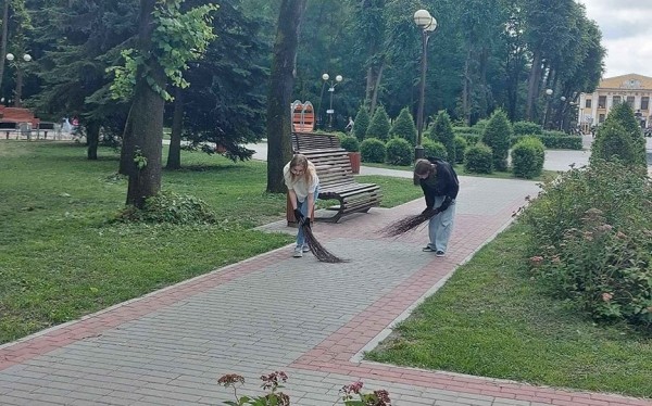 Трудотерапия пойдет на пользу. В Барановичах парк убирали те, кто чаще предпочитает мусорить Трудотерапия пойдет на пользу. В Барановичах парк убирали те, кто чаще предпочитает мусорить