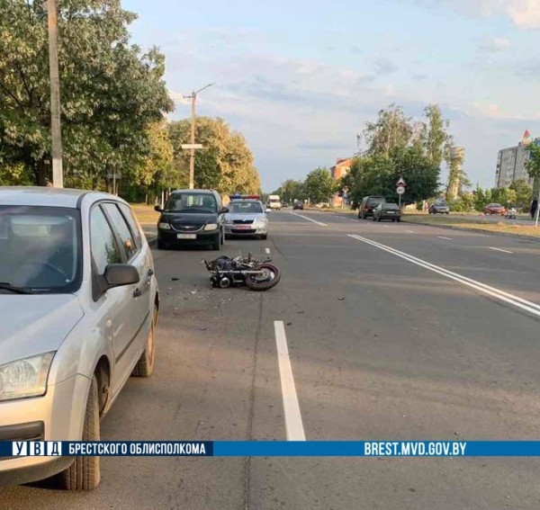 В Брестской области мотоциклист врезался в машину В Брестской области мотоциклист врезался в машину