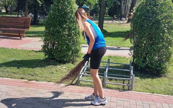 Трудотерапия пойдет на пользу. В Барановичах парк убирали те, кто чаще предпочитает мусорить Трудотерапия пойдет на пользу. В Барановичах парк убирали те, кто чаще предпочитает мусорить