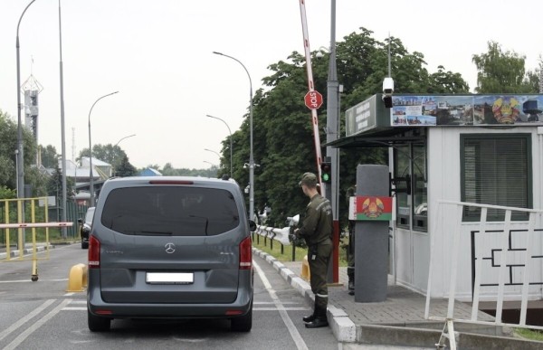 «Одни по 20 часов стоят, другие за ночь $500 делают». Репортаж из пункта пропуска «Брест — Тересполь»