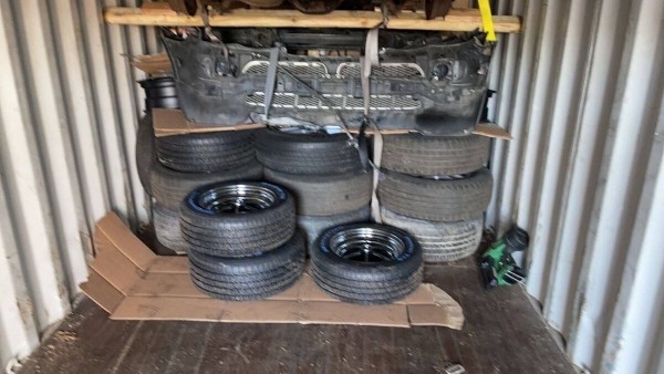 Тачка из США. Белорус купил сразу два битых Ford Taurus, чтоб сделать один. Узнали, сколько заплатил