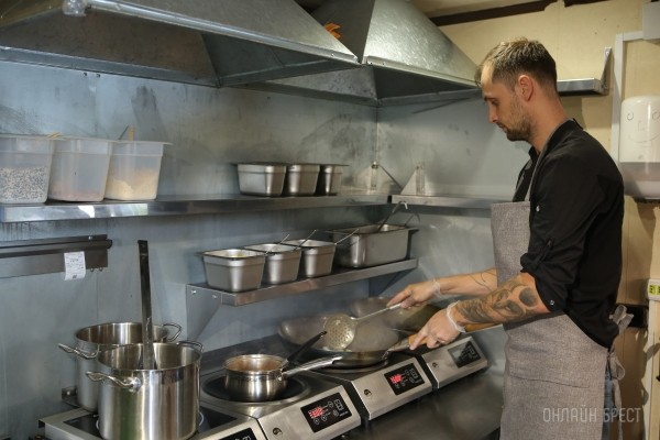 Это же новое «Азиатское бистро» на брестской набережной! Чудесное заведение с приятными ценами и собственной курьерской доставкой