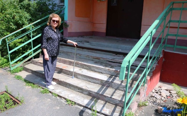 «Из дому выйти не могу». У жительницы Барановичей разрушилась лестница в подъезд «Из дому выйти не могу». У жительницы Барановичей разрушилась лестница в подъезд