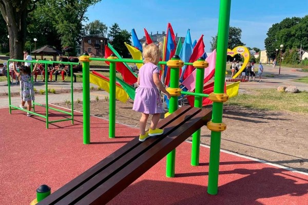 В Кобрине на набережной открыли воркаут-площадку