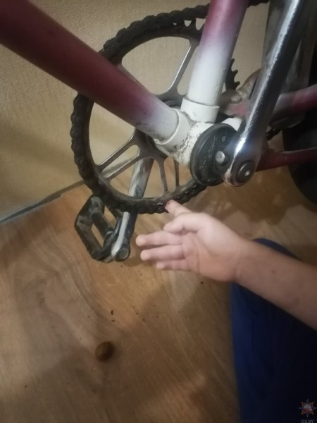 Спасатели помогли мальчику освободить палец из велосипедной цепи Спасатели помогли мальчику освободить палец из велосипедной цепи