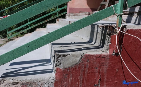 «Из дому выйти не могу». У жительницы Барановичей разрушилась лестница в подъезд «Из дому выйти не могу». У жительницы Барановичей разрушилась лестница в подъезд