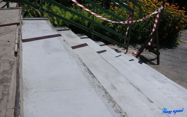 «Из дому выйти не могу». У жительницы Барановичей разрушилась лестница в подъезд «Из дому выйти не могу». У жительницы Барановичей разрушилась лестница в подъезд