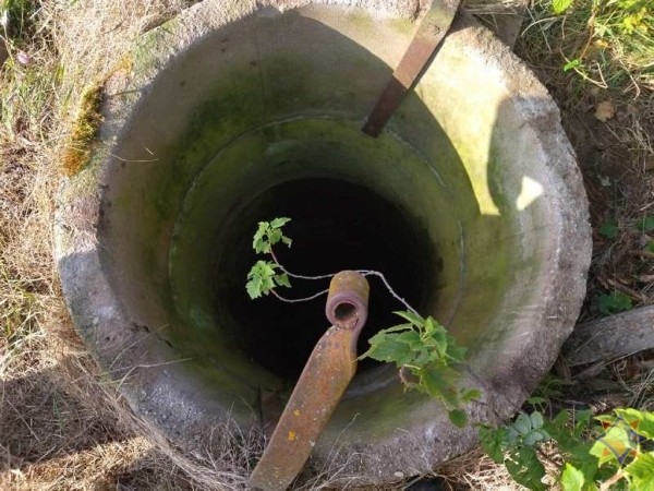 В Беларуси пятилетняя девочка оступилась, упала в 10-метровый колодец — и осталась жива В Беларуси пятилетняя девочка оступилась, упала в 10-метровый колодец — и осталась жива