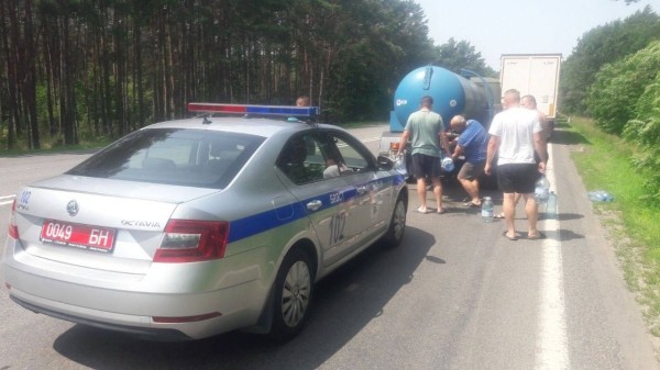 Дальнобойщиков, которые стоят в очереди на границе под Брестом, обеспечили водой
