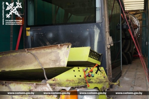 Цену занизили в четыре раза. Комбайн и автопоезд из Литвы задержали в «Козловичах» Цену занизили в четыре раза. Комбайн и автопоезд из Литвы задержали в «Козловичах»