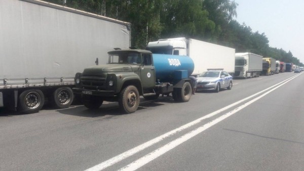 Дальнобойщиков, которые стоят в очереди на границе под Брестом, обеспечили водой