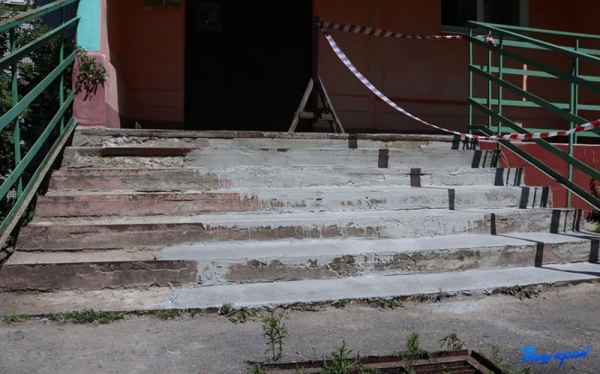 «Из дому выйти не могу». У жительницы Барановичей разрушилась лестница в подъезд «Из дому выйти не могу». У жительницы Барановичей разрушилась лестница в подъезд