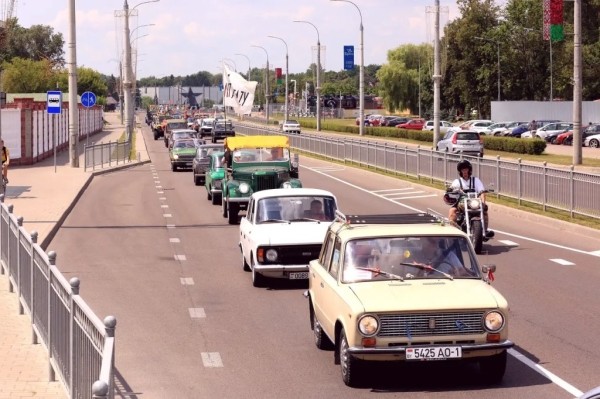 Парадом внедорожников и ретромобилей от Брестской крепости стартовал «БрестДжипФест 2023». Фоторепортаж Парадом внедорожников и ретромобилей от Брестской крепости стартовал «БрестДжипФест 2023». Фоторепортаж