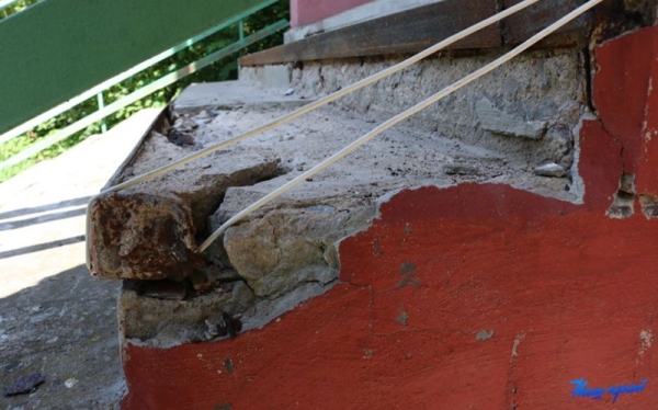 «Из дому выйти не могу». У жительницы Барановичей разрушилась лестница в подъезд «Из дому выйти не могу». У жительницы Барановичей разрушилась лестница в подъезд