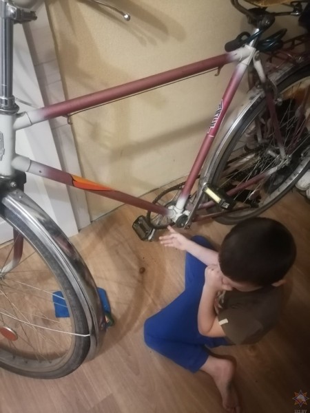 Спасатели помогли мальчику освободить палец из велосипедной цепи Спасатели помогли мальчику освободить палец из велосипедной цепи