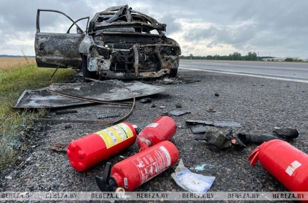 На трассе М1 в Березовском районе сгорел автомобиль На трассе М1 в Березовском районе сгорел автомобиль