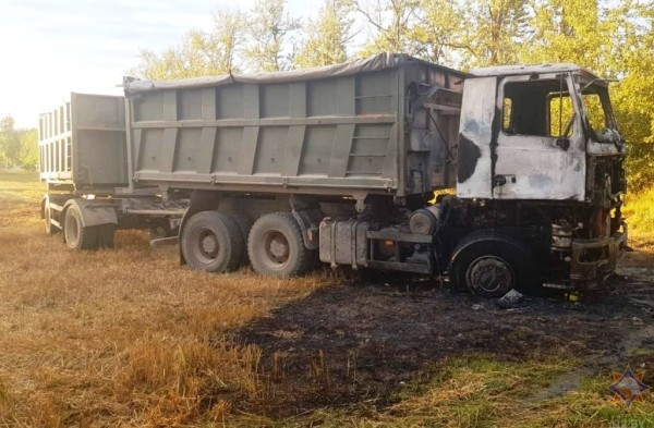 В Барановичском районе при перевозке зерна загорелся МАЗ В Барановичском районе при перевозке зерна загорелся МАЗ