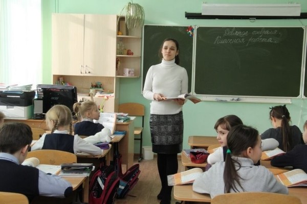 С 1 сентября поднимут зарплату учителям и преподавателям. На сколько?