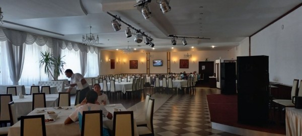 Нагрянули на обед в ресторан гостиницы «Интурист» и посмотрели, чем кормят участников II Игр стран СНГ Нагрянули на обед в ресторан гостиницы «Интурист» и посмотрели, чем кормят участников II Игр стран СНГ