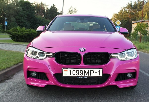 «Желающих купить эту машину предостаточно!» Девушка на розовом BMW F30 рассекает по улицам Бреста. Кто она такая?