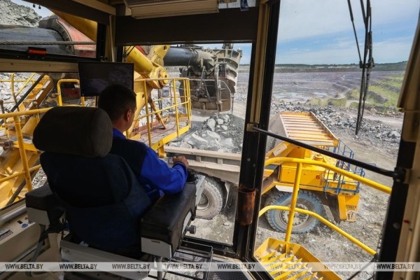 Более 15 млн. тонн гранитного щебня в год добывается РУПП «Гранит» в карьере Микашевичей. Фоторепортаж