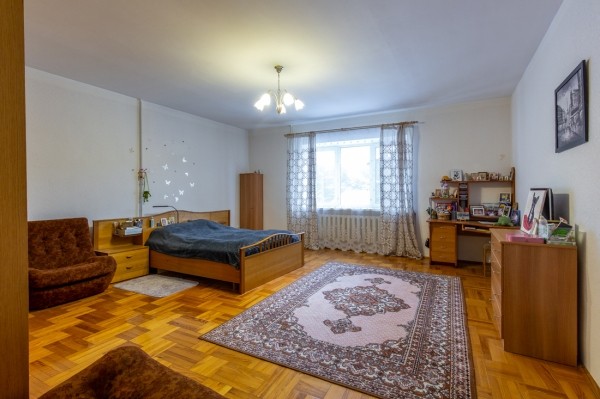 800 &laquo;квадратов&raquo; на одну семью. Побывали в домах, которые в 90-е строили на широкую ногу