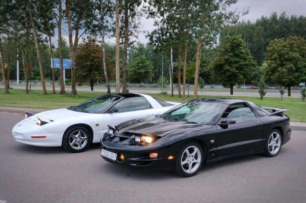 Показываем два редких Pontiac Firebird, которые есть в Беларуси