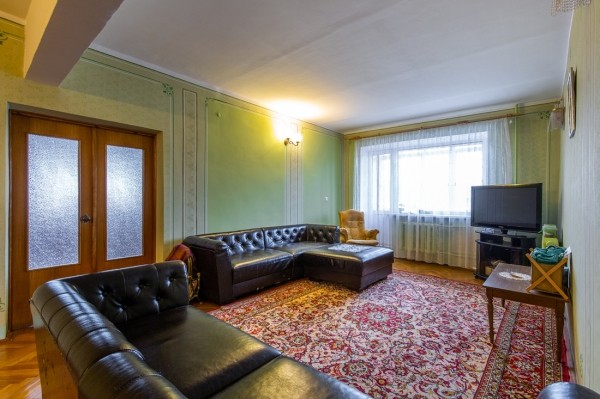 800 &laquo;квадратов&raquo; на одну семью. Побывали в домах, которые в 90-е строили на широкую ногу