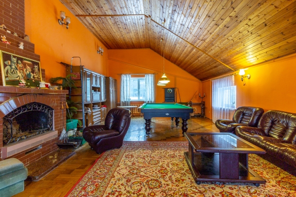 800 &laquo;квадратов&raquo; на одну семью. Побывали в домах, которые в 90-е строили на широкую ногу