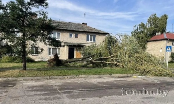 В Брестском районе гроза обесточила 14 населенных пунктов, с трех домов сорвало крыши