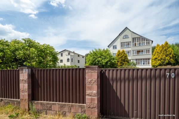 800 &laquo;квадратов&raquo; на одну семью. Побывали в домах, которые в 90-е строили на широкую ногу