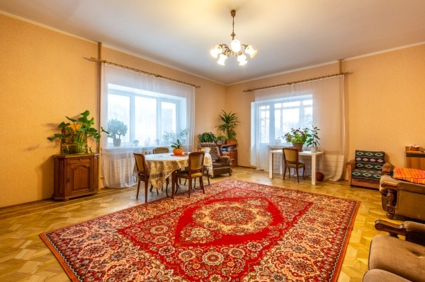 800 &laquo;квадратов&raquo; на одну семью. Побывали в домах, которые в 90-е строили на широкую ногу