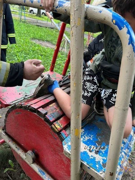 Ногу мальчика зажало в барабане на детской площадке Ногу мальчика зажало в барабане на детской площадке