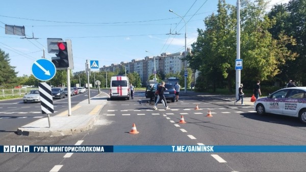 Мужчина на самокате попал под колеса авто в Минске. Есть видео