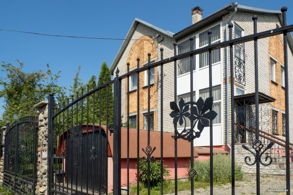 800 &laquo;квадратов&raquo; на одну семью. Побывали в домах, которые в 90-е строили на широкую ногу