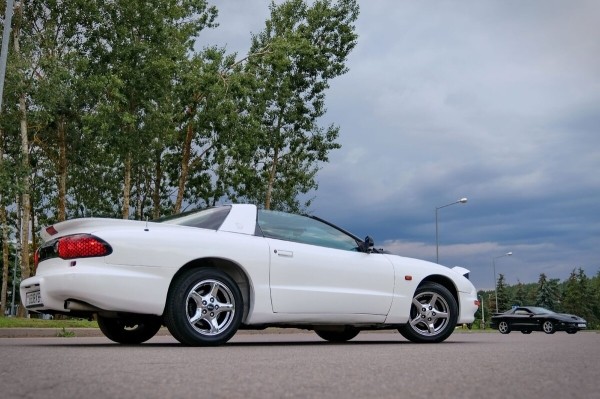 Показываем два редких Pontiac Firebird, которые есть в Беларуси