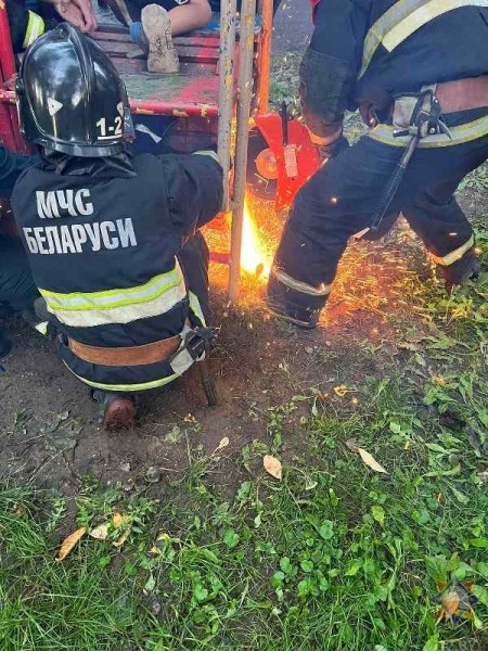 Ногу мальчика зажало в барабане на детской площадке Ногу мальчика зажало в барабане на детской площадке