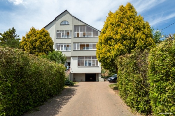 800 &laquo;квадратов&raquo; на одну семью. Побывали в домах, которые в 90-е строили на широкую ногу