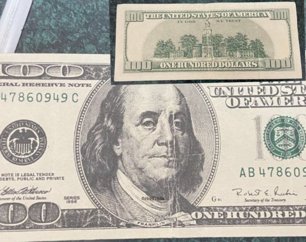 Белоруска нашла в домашней библиотеке 100 долларов: что стало дальше? Белоруска нашла в домашней библиотеке 100 долларов: что стало дальше?