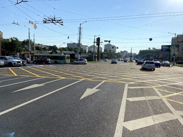 «Вафельную» разметку нанесли ещё в одном месте в Минске. Как правильно её проезжать?