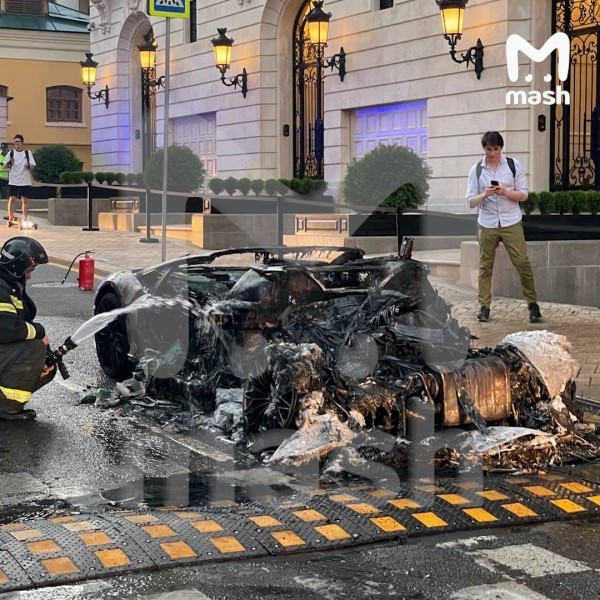 В центре Москвы сгорел редкий Lamborghini Aventador S roadster – видео В центре Москвы сгорел редкий Lamborghini Aventador S roadster – видео