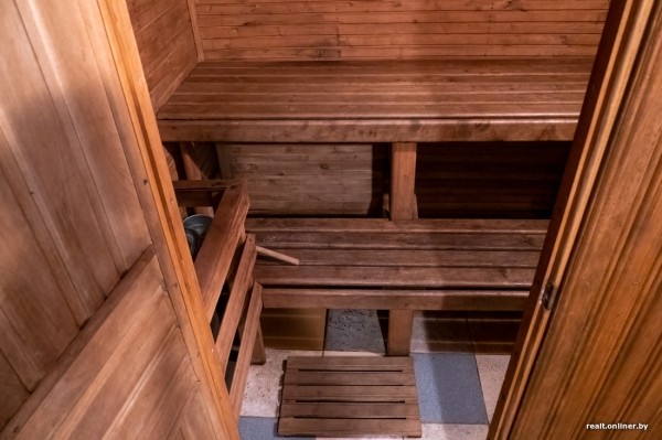 800 &laquo;квадратов&raquo; на одну семью. Побывали в домах, которые в 90-е строили на широкую ногу