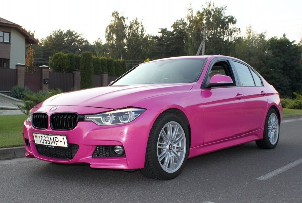«Желающих купить эту машину предостаточно!» Девушка на розовом BMW F30 рассекает по улицам Бреста. Кто она такая?
