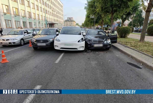 Как в Бресте Tesla попала в ДТП? Стали известны подробности