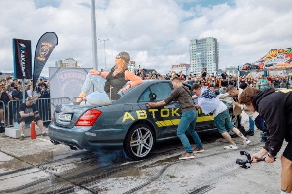 &laquo;Женщина-кошка&raquo; из Минска стала мемом. В автомобильных пабликах &laquo;пожар&raquo;